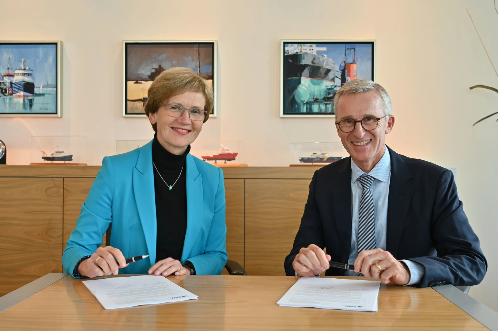 Frau Dr. Margareta Büning-Fesel, Präsidentin der Bundesanstalt für Landwirtschaft und Ernährung (BLE) und Herr Harald Fassmer, Geschäftsführender Gesellschafter der Fr. Fassmer GmbH & Co. KG, beim Termin zur Vertragsunterschrift.