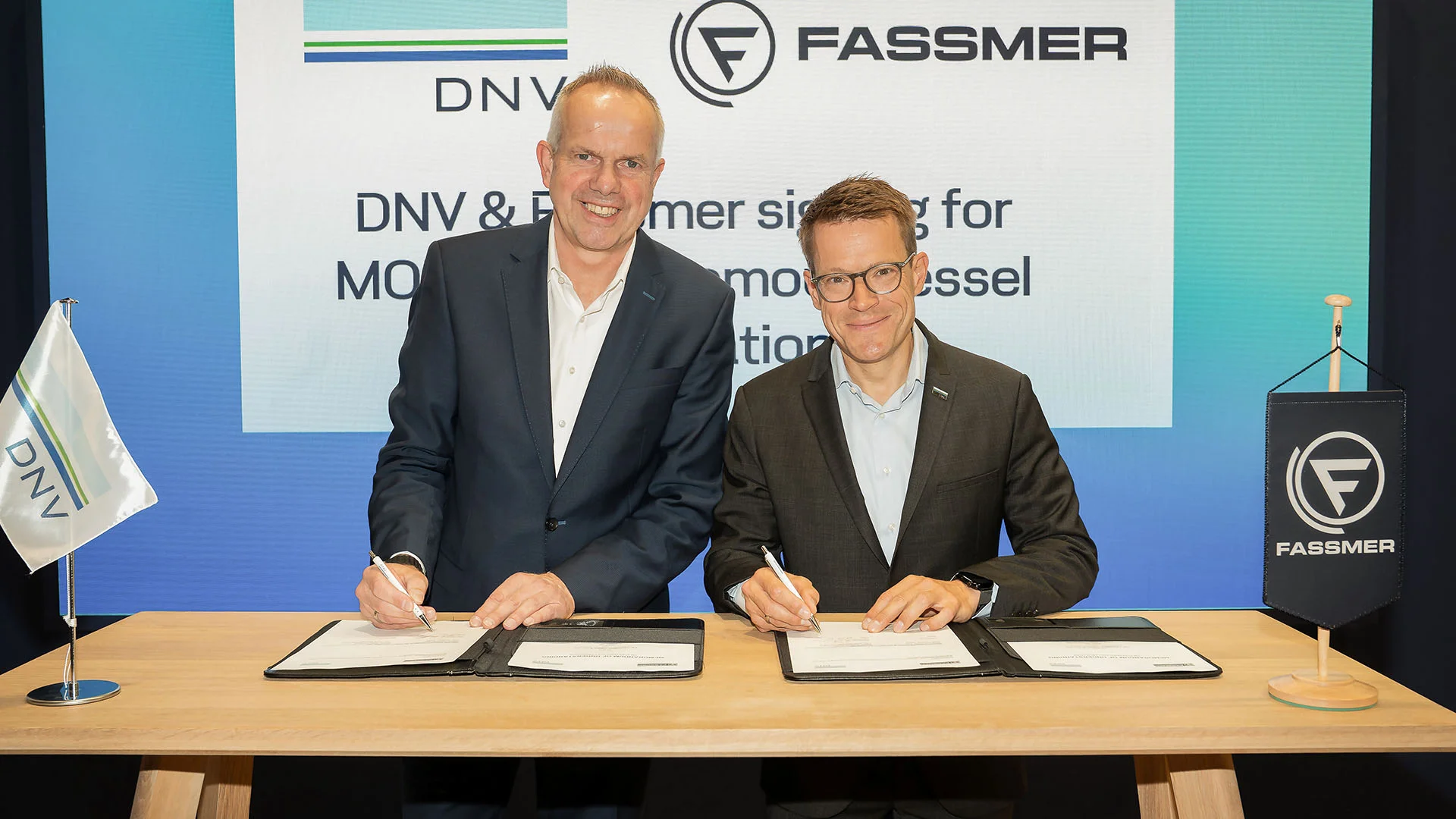 DNV und die Fr. Fassmer GmbH & Co. KG haben eine Absichtserklärung (MoU) unterzeichnet, um gemeinsam autonome und ferngesteuerte Schiffe und Systeme für Marine- und Regierungskunden zu entwickeln und zu klassifizieren. Die Unterzeichnung fand auf der SMM-Messe in Hamburg statt.